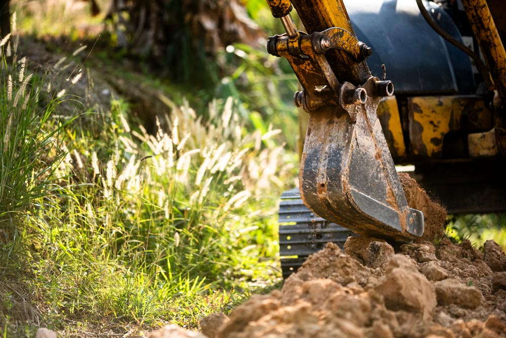 Grävskopa som gräver i marken