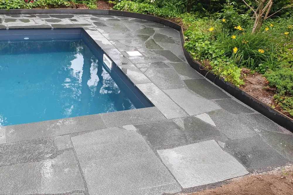 Stenplattor kring pool