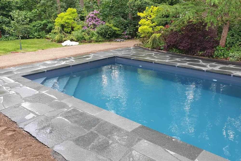 Stenplattor kring pool